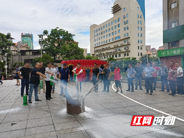 图十二应急救援队组织居民熟悉掌握灭火器的使用。_副本.jpg 图十二应急救援队组织居民熟悉掌握灭火器的使用。_副本.jpg