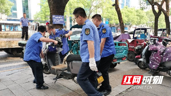 图十三北湖燕泉城管执法中队整治车辆乱停乱放,让文明“归位”。_副本.jpg 图十三北湖燕泉城管执法中队整治车辆乱停乱放,让文明“归位”。_副本.jpg