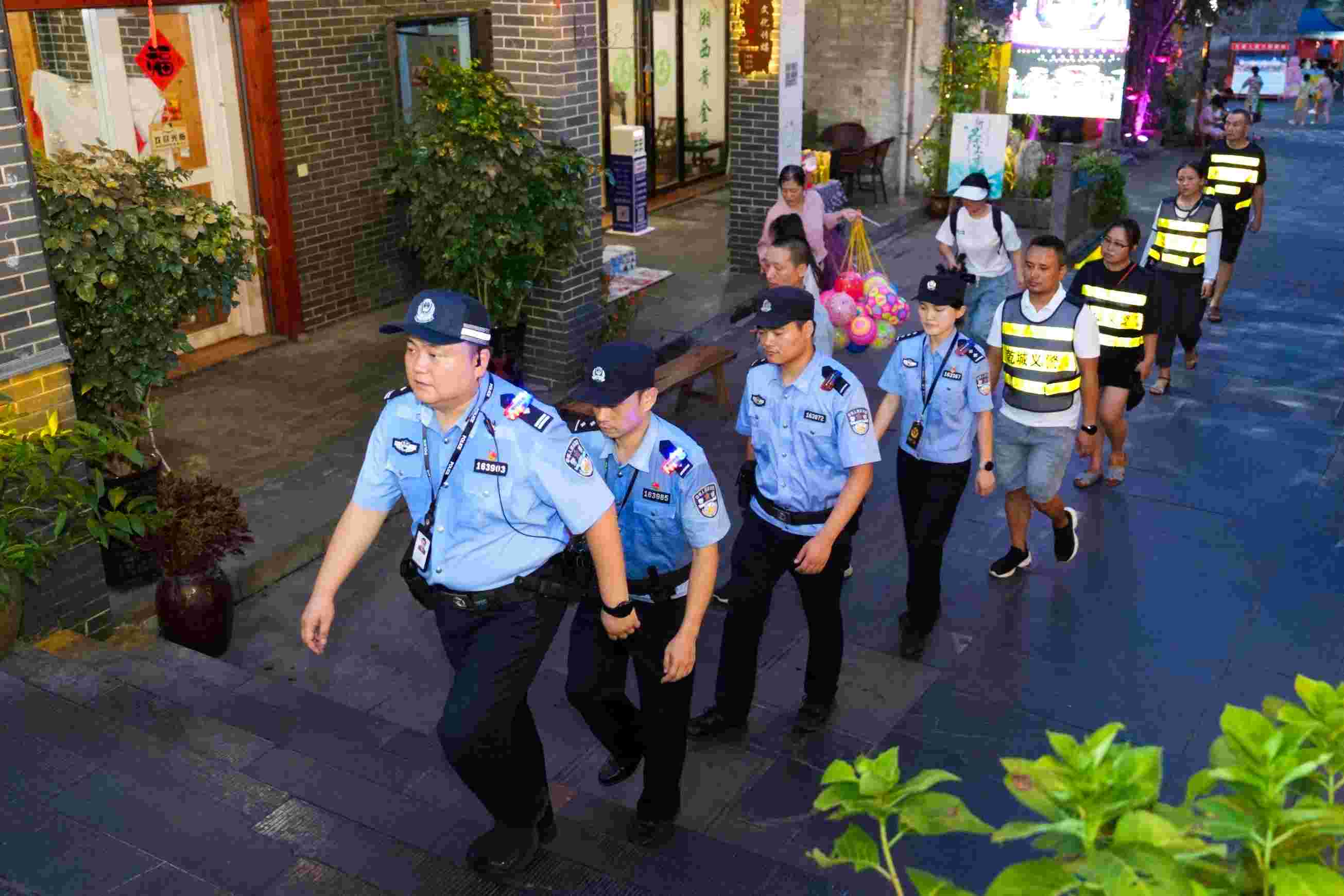 乾城义警队伍与派出所民辅警共同开展巡逻防控。单位供图 乾城义警队伍与派出所民辅警共同开展巡逻防控。单位供图